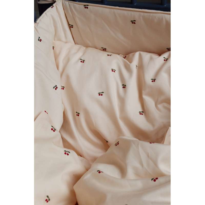 Konges Sløjd Ropa de cama para bebé GOTS (70x100 cm) - CEREZA